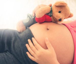 Desgraciado abusó y embarazó a una inocente de 13 años de edad