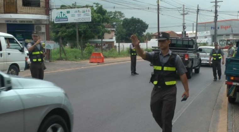Agentes de la caminera osẽma a controlar a los “tuku karu” con vehículo