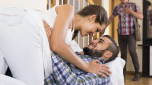Video porno casero y delito: filmaba a su mujer teniendo sexo con otro, frente a bebé