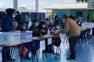 Chilenos aprueban la modificación de la Constitución Nacional