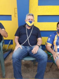 Romerito y otros ex futbolistas se encadenan frente a Luqueño