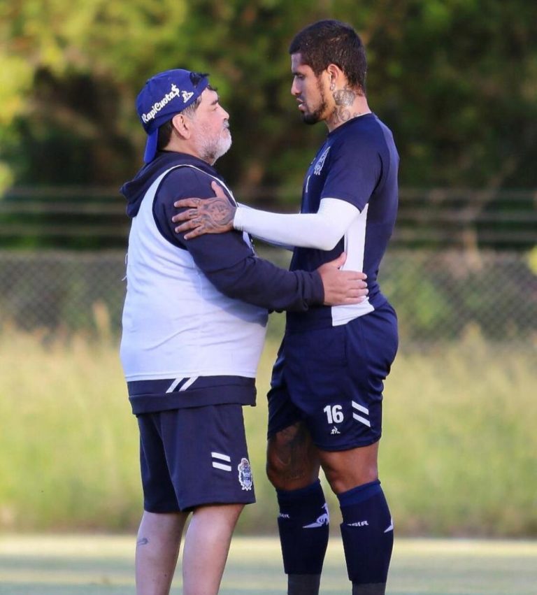 Víctor Ayala y su homenaje a Maradona con un último abrazo