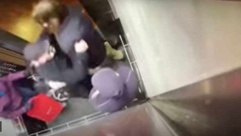 (Video) Anciano “karateca”  llavea y golpea a joven que osó toserle en la cara, en ascensor