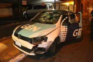 Vándalos destruyen móvil de prensa
