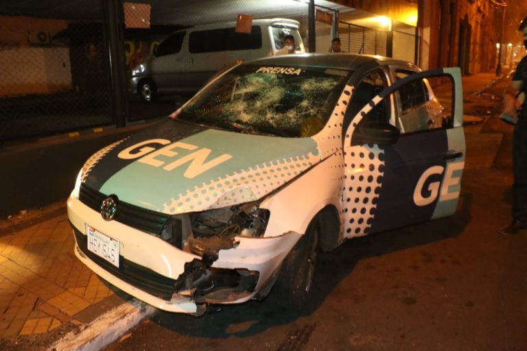 Vándalos destruyen móvil de prensa