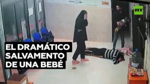 (Video) Desesperación extrema de padres ante inminente muerte de su bebé…y la acción de un héroe