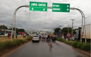 Tres motokas desmembrados sobre Ruta PY03 por un tracto camión. ¡Ñande rejaite hikuái, anga!