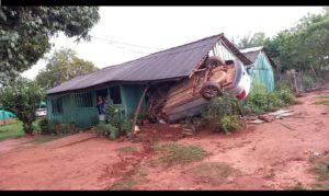 Tatáre incrustó su auto por zaguán de una casa. Ndaipori omanóva, pero le costará 10 palenques