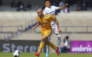 ¡Cuidado que en México! Hinchas charros quieren reventar a Carlos González (VIDEO)