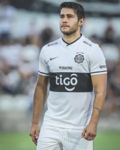 Tito Torres en el ojo del huracán: cañeado por no rendir en la cancha pero sí en farras