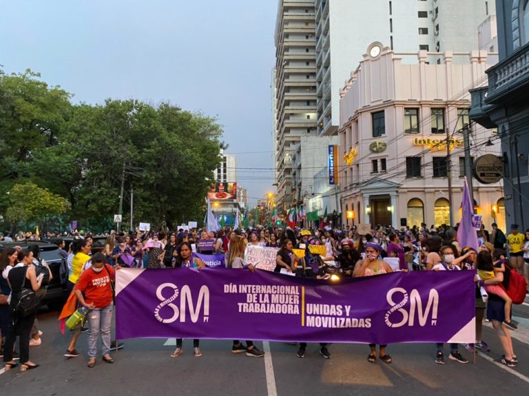 Mujeres marcharon en reinvindicación a sus derechos laborales y la igualdad salarial