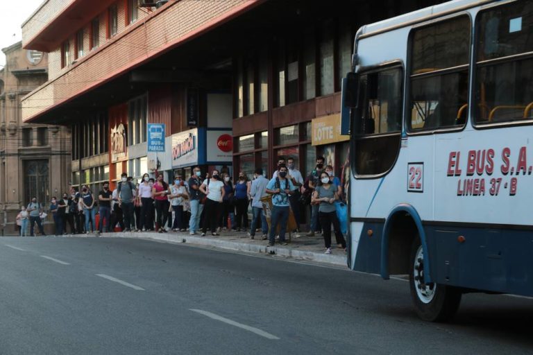 Huelga de transportistas en Paraguay afecta a más de 300 buses