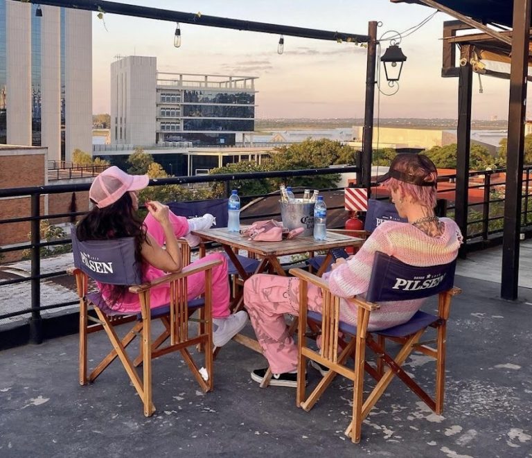 ¡Megan Fox y su novio cerveceando en un mirador!