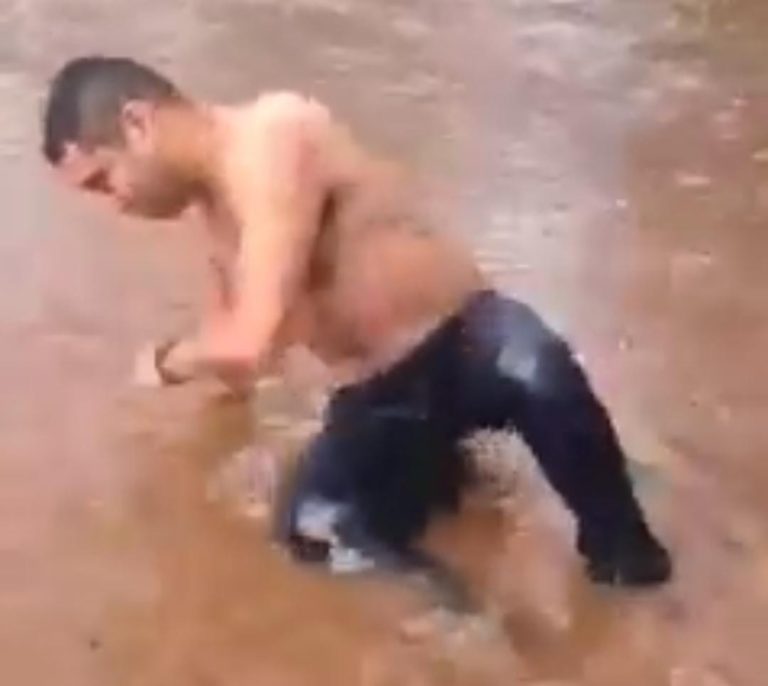 (VIDEO)Diputado chapoteó en raudal y cloaca de CDE
