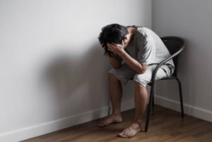 Profesor regaló un pantalón a alumnito y aprovechó para tocarle sus partes íntimas