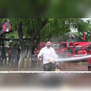 (VIDEO)¡Bomberos atacan a manguerazos a fiscales que buscan desalojarlos sin orden judicial!