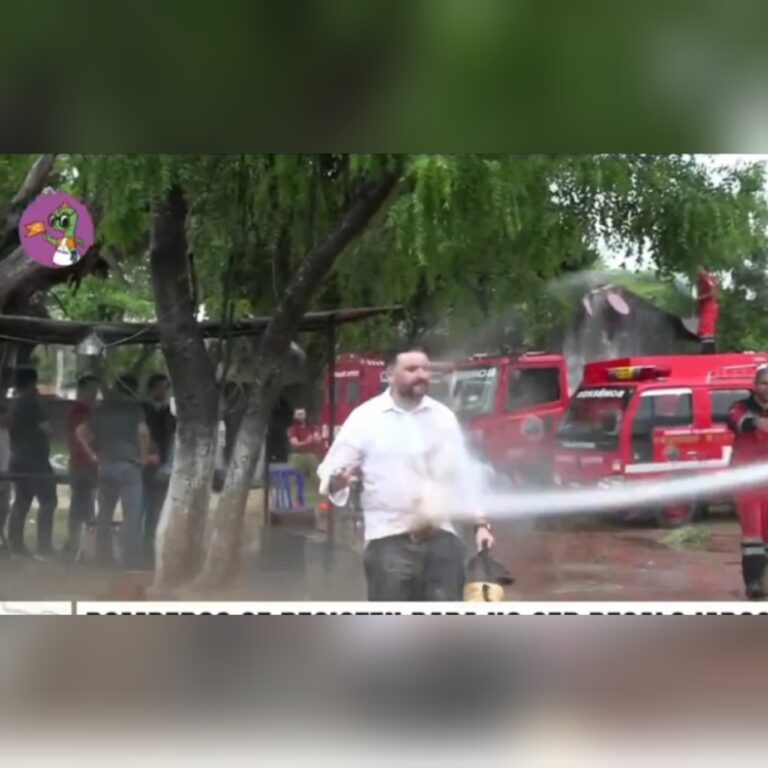 (VIDEO)¡Bomberos atacan a manguerazos a fiscales que buscan desalojarlos sin orden judicial!