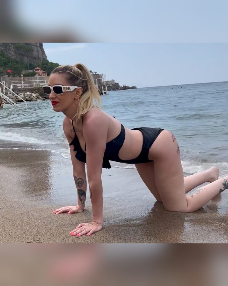 Carmiña Masi presumió sus curvas en el mar de Italia