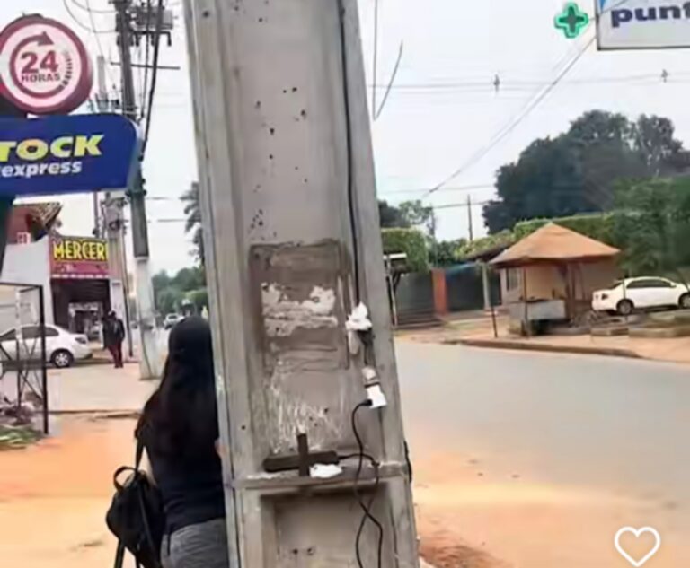 (VIDEO) Pasajeros se ingeniaron e hicieron conexión mau para cargar celu en la parada