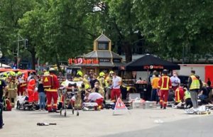 Vehículo arrolla a multitud en Berlín: 1 muerto y 30 heridos