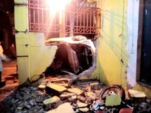 Conductor tatácho reventó su auto contra una vivienda