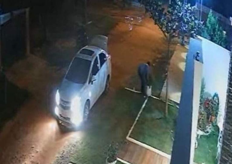 Ladrón con conciencia: Devolvió plantera que robó