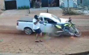(VIDEO) Un hombre salva a bebé de ser atropellado en Brasil