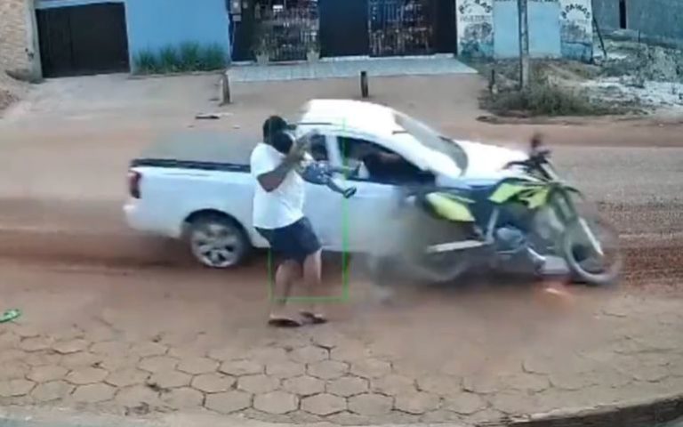 (VIDEO) Un hombre salva a bebé de ser atropellado en Brasil