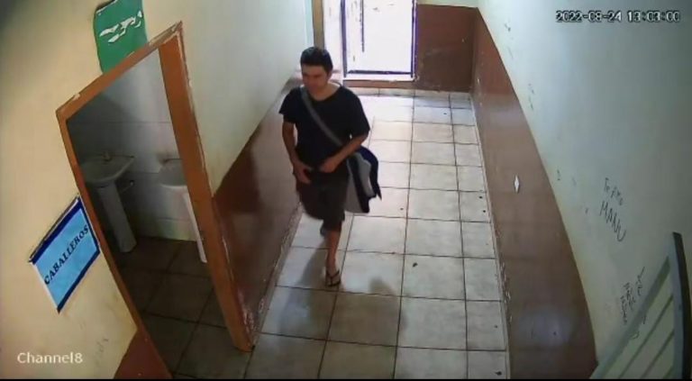 Depravado entró al baño de una escuela y casi viola a una alumna (VIDEO)