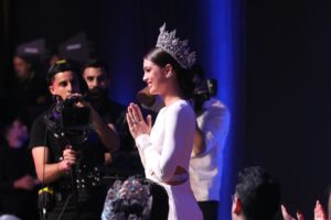 Nadia Ferreira llegó tarde pero radiante y de la mano de su prometido