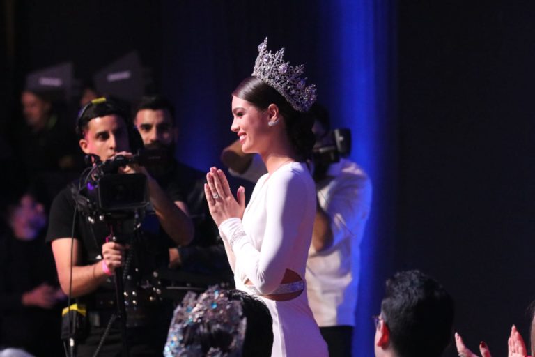 Nadia Ferreira llegó tarde pero radiante y de la mano de su prometido