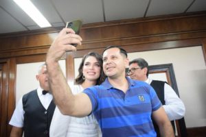 Preparador de reinas dice que Misses deben dejar de lado a “hombres” para alcanzar a Nadia Ferreira