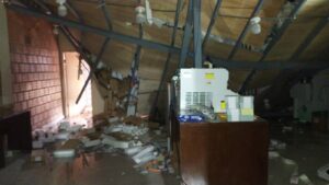 ¡Tres heridos! tras derrumbe del primer piso de una empresa