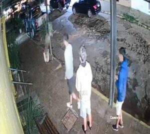 No quisieron pagar entrada en discoteca e hirieron a vecino para trepar su muralla