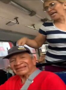 (VIDEO) Doña armó bolonqui porque le quitaron ndaje “el asiento a su hijo” en el colectivo