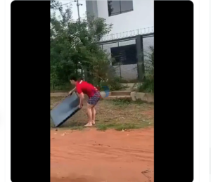 ¿Mba’epiko? Hombre se hace viral tras tirar y reventar su tele