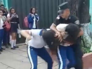 (VIDEO) Alumnas se trenzaron a golpes en plena escuela supuestamente por un “chico’i”