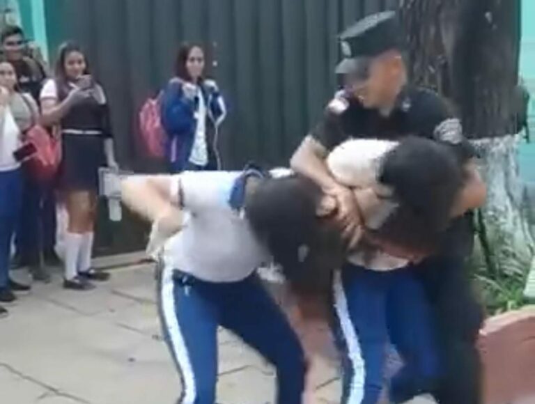 (VIDEO) Alumnas se trenzaron a golpes en plena escuela supuestamente por un “chico’i”