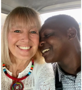 (VIDEO) Yanki se enamoró y se casó con el guerrero de una tribu en Tanzania, 30 años menor que ella