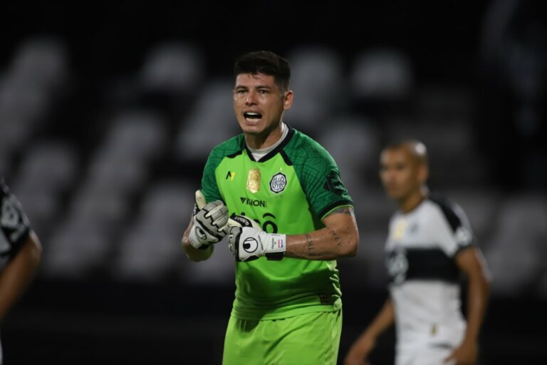 Alfredo Aguilar ya dejaría Olimpia y está definiendo su futuro