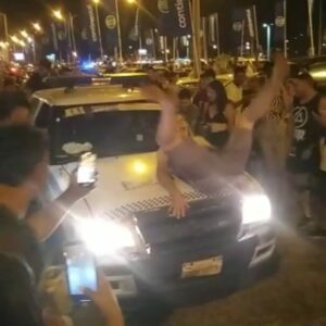 (Video) Descontrol en Costanera de Encarnación. Tatachos perrearon sobre la patrulla municipal