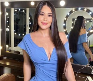 (VIDEO)Laurys Diva mostró cómo usa sus largas uñas en el baño