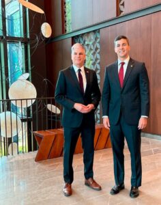 Santi Peña oñereuní con el embajador yanki y hablaron sobre varios temas