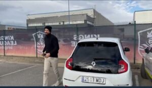 (VIDEO) ¿La pelea entre Piqué y Shakira es una joda? Expelotero apareció en un Twingo