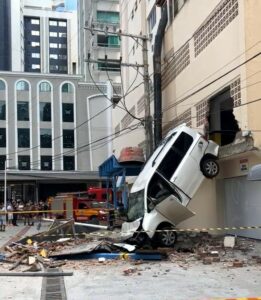 Camioneta con chapa paraguaya cae de un garaje, dejando mal herida a una mujer en Camboriú