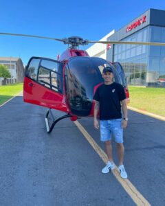 Futbolista del Decano salió a “yirar” en un helicóptero voi