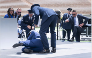 (VIDEO)¡Pobre anga! El presidente de los Estados Unidos, Joe Biden, se cayó en el escenario