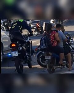 (VIDEO)Dire de tránsito cañeó a padres en moto que llevaban a su hijo