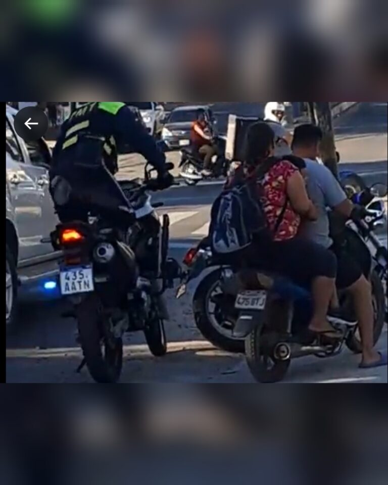 (VIDEO)Dire de tránsito cañeó a padres en moto que llevaban a su hijo