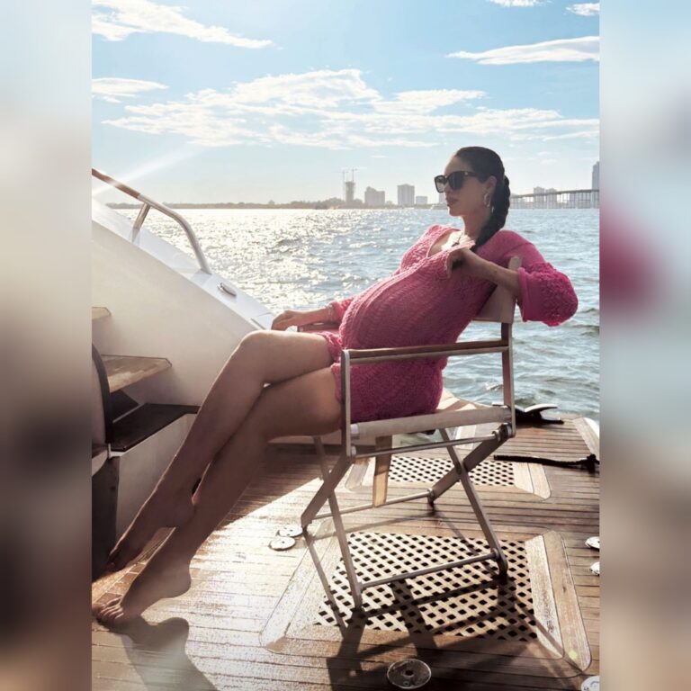 Nadia Ferreira disfruta de sus últimos días de embarazo con su madre y amigos en su yate